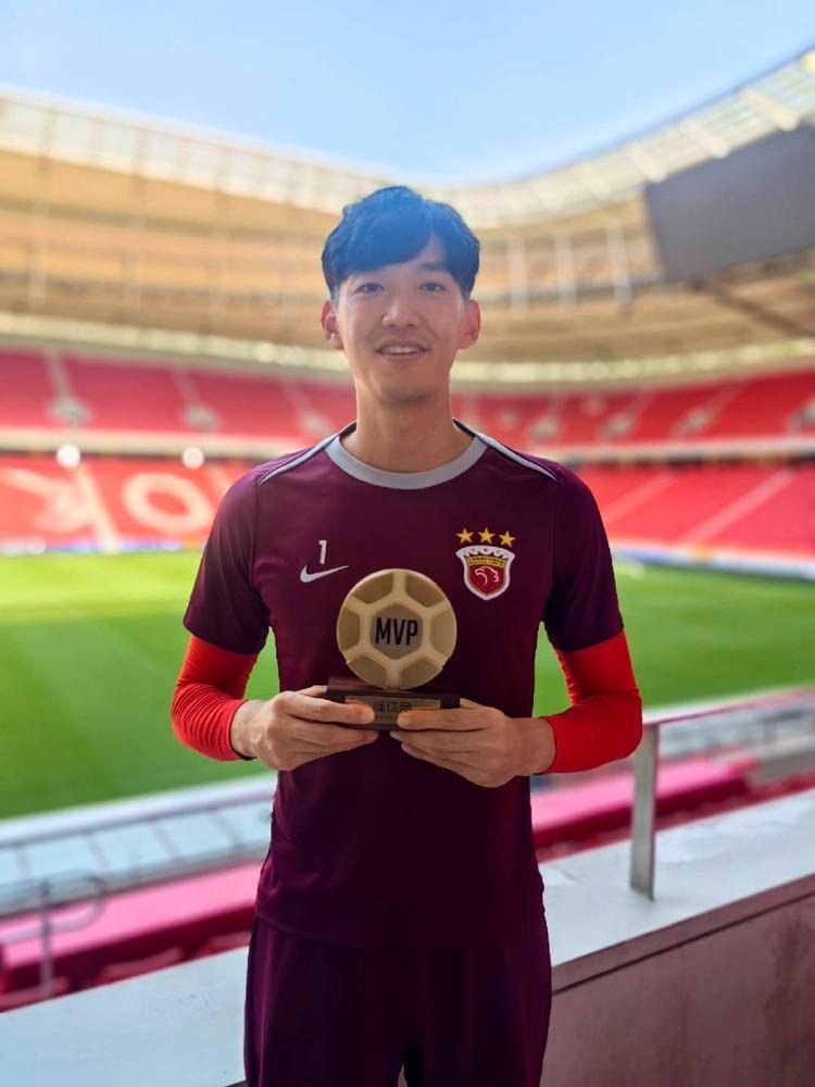 懂球帝中超MVP丨颜骏凌：范德萨34岁去曼联，我也想在34岁再成功